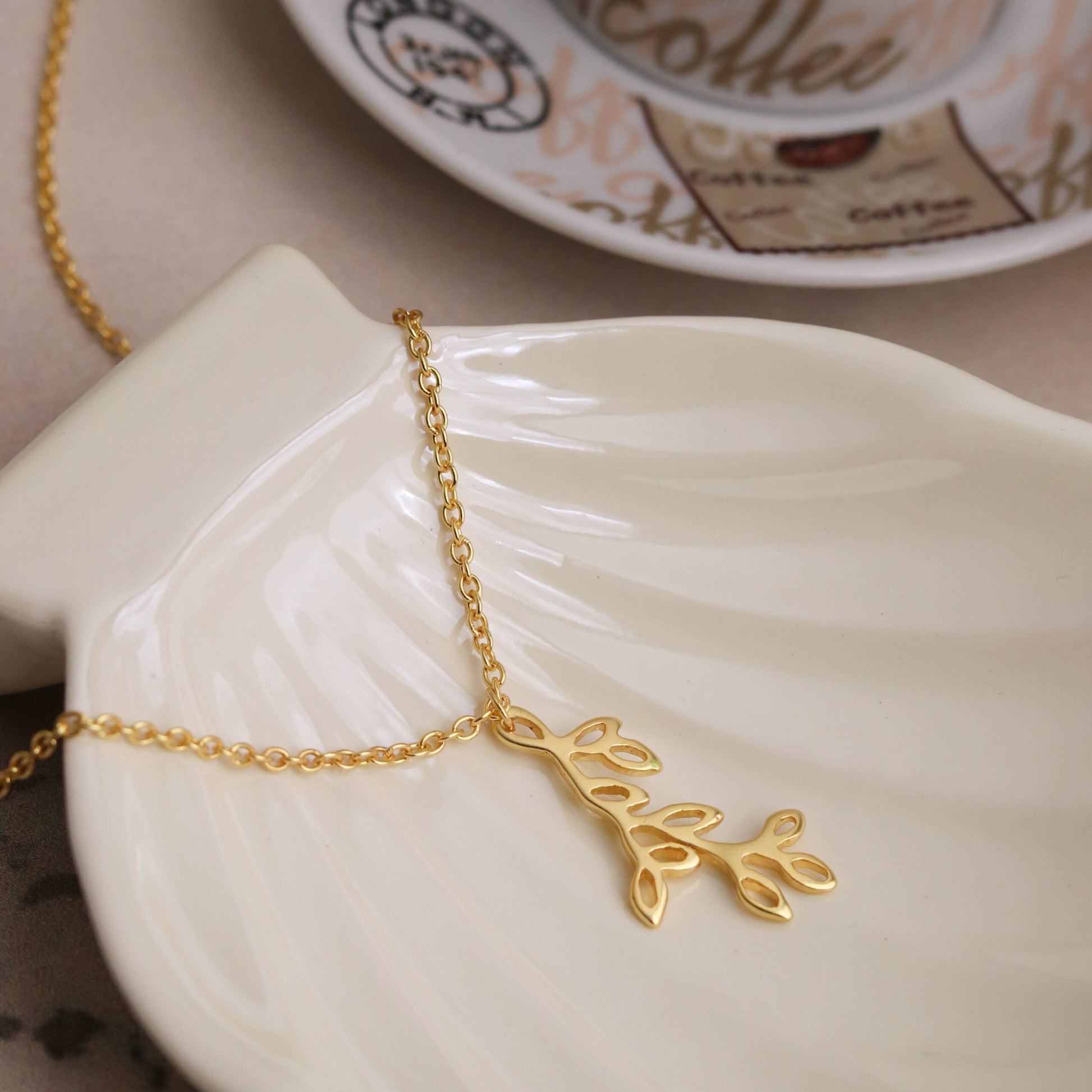 Designer Gold Plated Leaf Pendant Pendant Necklace Johori